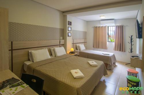 En eller flere senge i et værelse på EcoMAPP Hotel