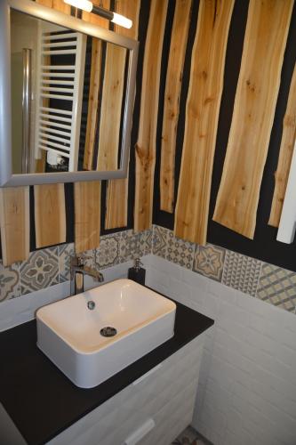 La salle de bains est pourvue d'un lavabo blanc et d'un miroir. dans l'établissement Familienzimmer Bastian, à Haibach