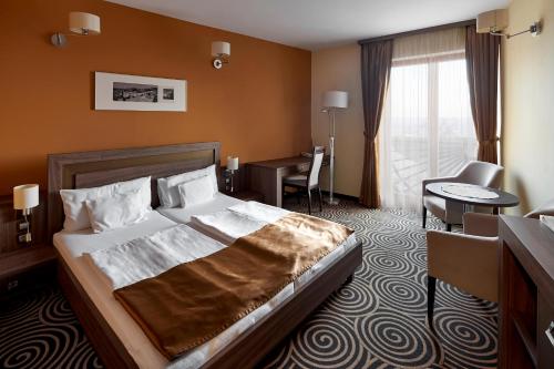 A bed or beds in a room at Sándor Hotel
