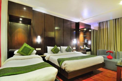Postel nebo postele na pokoji v ubytování Hotel Aura - New Delhi Railway Station