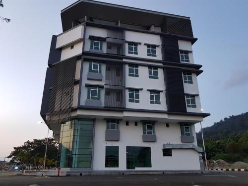 クアンタンにあるThe Leverage Lite (Kuantan)のたくさんの窓がある背の高い白い建物