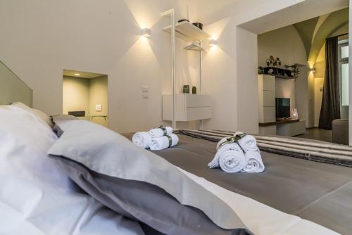 Una habitación de hotel con una cama con toallas. en Elle Suite, en Lecce