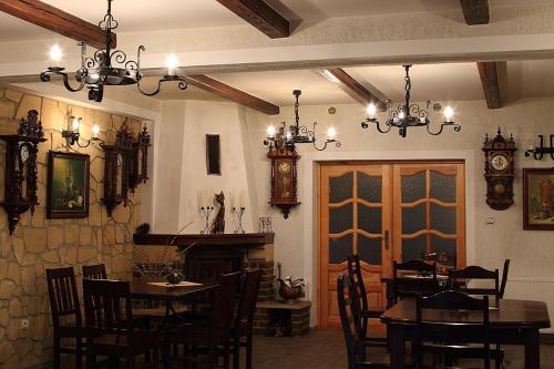 uma sala de jantar com mesas e cadeiras e um lustre em Mała Sowa em Rzeczka