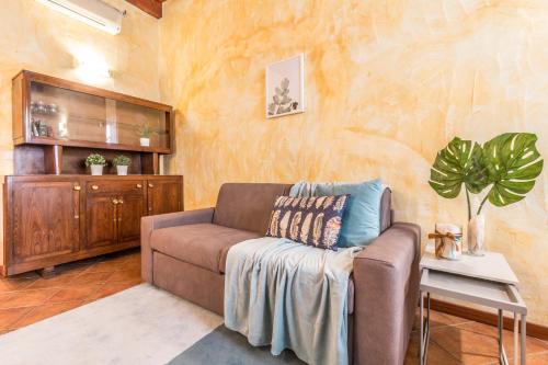 a living room with a couch and a table at Design Apartments Sassari-Largo Cavallotti in Sassari