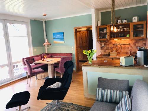 Haus Meere´s Stille في زنغست: مطبخ وغرفة معيشة مع طاولة وكراسي