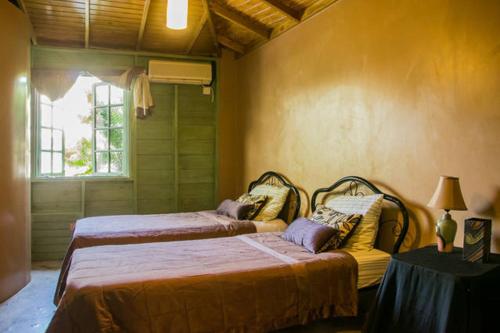 Un pat sau paturi într-o cameră la One32 Guesthouse Paradise