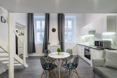cocina con mesa y sillas en una habitación en Amazing Flat Opera en Budapest