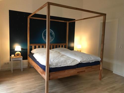 Un dormitorio con una cama con dosel en una habitación en SEASIDE APARTMENTS - BEACHHOUSE SKY, en Eckernförde