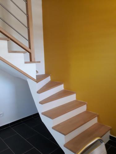 a staircase in a house with wood treads at Beau duplex in Trois-Rivières