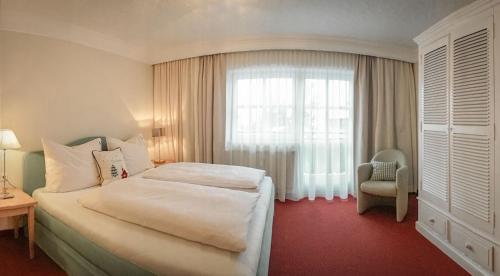 pokój hotelowy z łóżkiem i oknem w obiekcie Appartement Erwin & Eleonore Hüttl w mieście Neukirchen am Großvenediger
