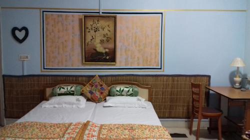 Giường trong phòng chung tại "Nain's Kunj" A Traveller's Home