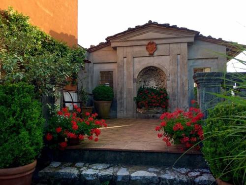 a house with a garden with flowers and plants at Villa Colletto in Coreglia Antelminelli