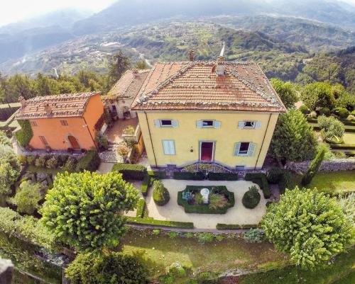 an aerial view of a house with at Villa Colletto in Coreglia Antelminelli