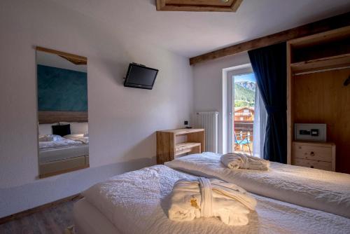 เตียงในห้องที่ Hotel Arnika