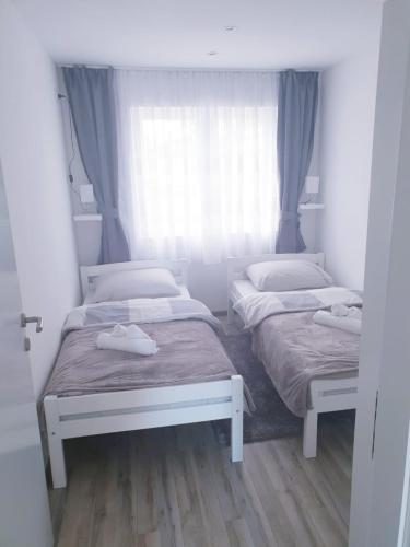 Ένα ή περισσότερα κρεβάτια σε δωμάτιο στο Apartmani Andrej