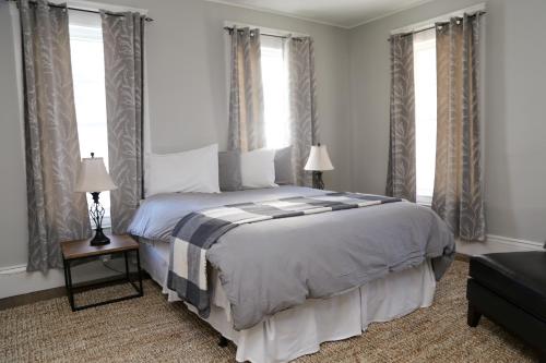 Katil atau katil-katil dalam bilik di New One Bedroom Apartment Near Lake Winnipesaukee