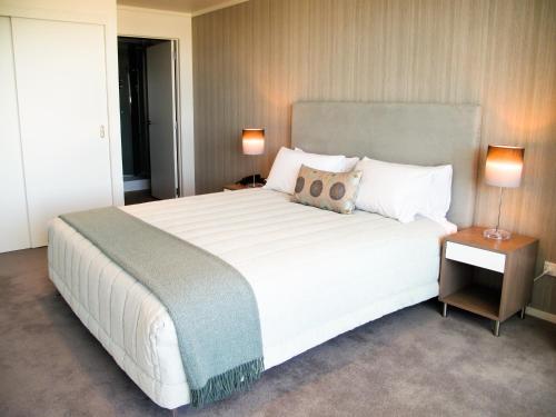 מיטה או מיטות בחדר ב-Quayside Luxury Apartments