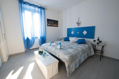 Una cama o camas en una habitación de Il grappolo -affittacamere-