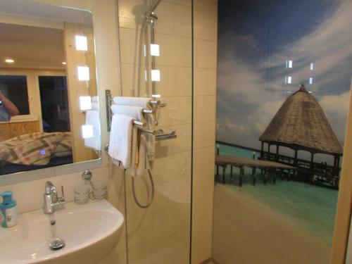 La salle de bains est pourvue d'un lavabo, d'un miroir et d'une jetée. dans l'établissement Haus Mittagspitze, à Mellau