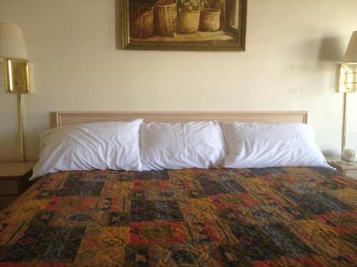 Economy Inn Alamogordoにあるベッド