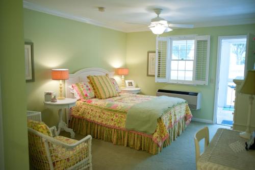 Un pat sau paturi într-o cameră la Green Tree Inn