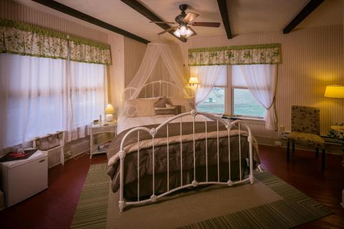 A bed or beds in a room at Taylor House Inn