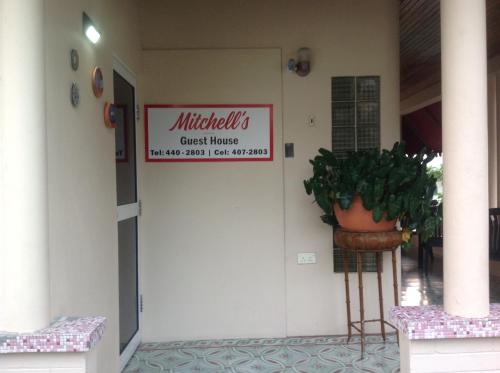 ein Schild an der Seite eines Gebäudes mit einer Anlage in der Unterkunft Mitchell's Guest House in DʼArbeau