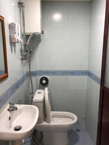 y baño con aseo y lavamanos. en Holland Guest House, en Hong Kong