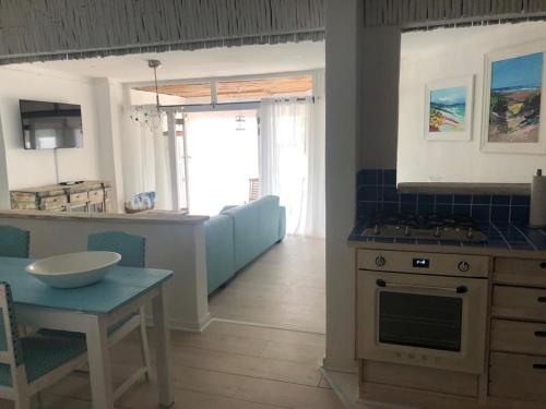 Virtuvė arba virtuvėlė apgyvendinimo įstaigoje Mosselbank Beach Retreat 2