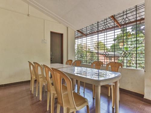 a dining room with a table and chairs at Bahar Deluxe in Dapoli