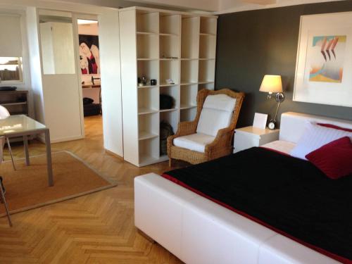 sypialnia z łóżkiem i krzesłem w pokoju w obiekcie Guest rooms harbor view w Kopenhadze