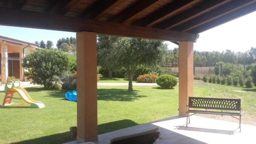 Taman di luar B & B La Magia
