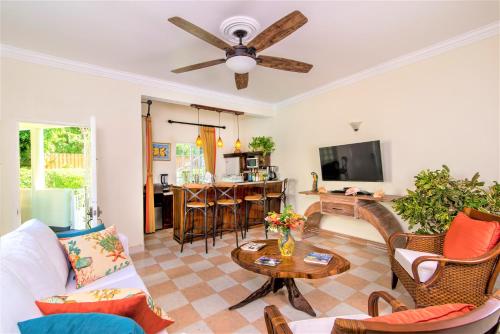 a living room with a couch and a table at Mais Oui Villa in Discovery Bay