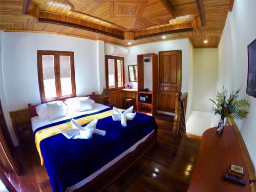 Cama o camas de una habitación en Sok Villa Namkhan Riverview (Apartments)