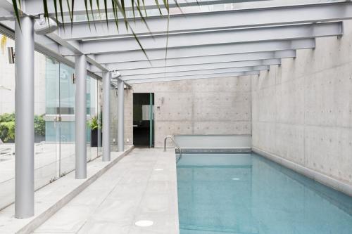 a swimming pool in a building with a ceiling at Departamento en Polanco con Impresionante vista a la ciudad GYM - POOL - PARKING in Mexico City