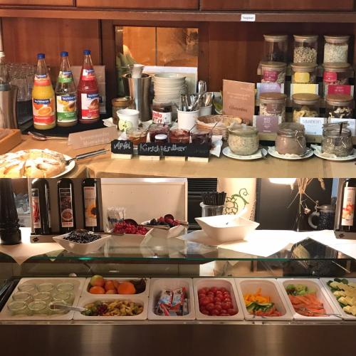 Neumaiers Hirsch -Gasthof und Landhotel في فايسنهورن: مطبخ مع مجموعة من الطعام على منضدة