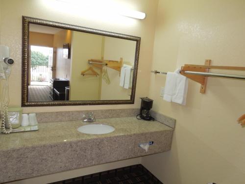 Ванна кімната в Homegate Inn & Suites West Memphis