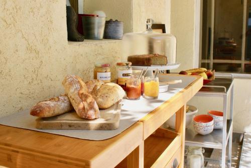 un mostrador con pan y otros alimentos. en Couette et Café, en Montpellier