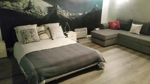 1 dormitorio con 1 cama y 1 sofá en Maillas D'en Haut, en LʼIsle-en-Dodon