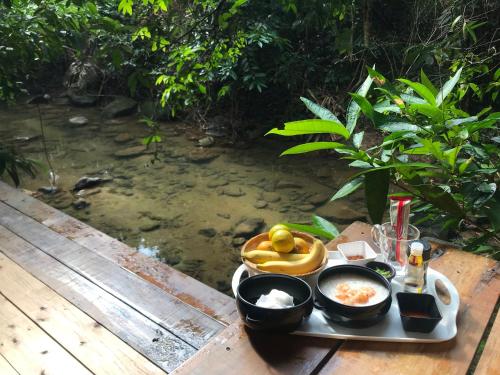 Φαγητό σε αυτό το δωμάτιο σε οικογενειακή κατοικία ή κάπου εκεί κοντά