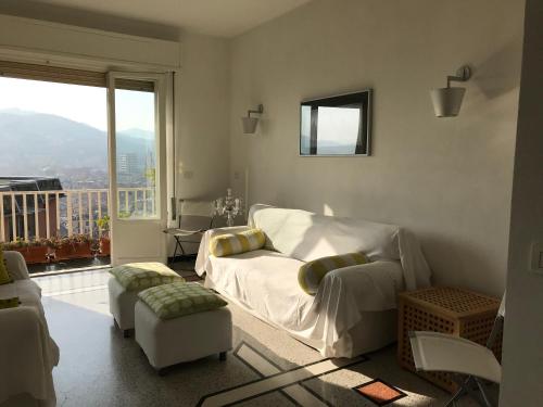 un soggiorno con divano bianco e una grande finestra di Magia nel golfo del Tigullio a Rapallo