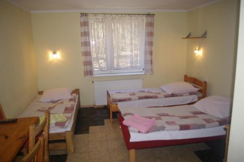 Postel nebo postele na pokoji v ubytování Karczma Kuźniak Młyn