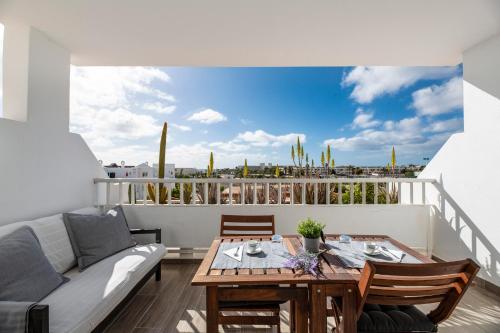 een woonkamer met een tafel en een bank bij The Colors House, 629 - Private Apartment in Costa Teguise