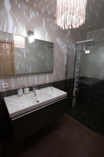 une salle de bain avec un lavabo et un miroir dans l'établissement T2 au coeur de Porticcio - Vue mer Imprenable !, à Grosseto-Prugna