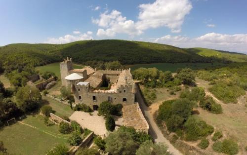 una vista aérea de un antiguo castillo en un campo en Mas de San Feliu, en Viladamat
