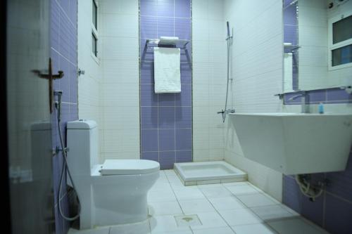 هدوء المساء في الرياض: حمام مع مرحاض وحوض استحمام ومغسلة
