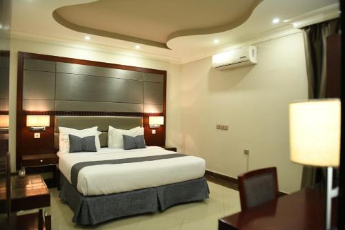 Tempat tidur dalam kamar di Hudo Al Masa Apartment Hotel