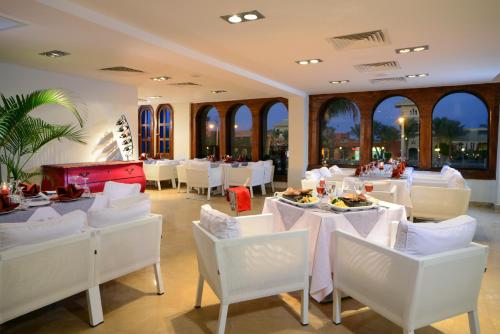 Restoran või mõni muu söögikoht majutusasutuses Coral Sea Aqua Club Resort