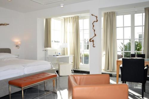 ビンツにあるAtelier-Appartement Ambienta im Zentrum von Binzのベッドルーム1室(ベッド1台、デスク、椅子付)