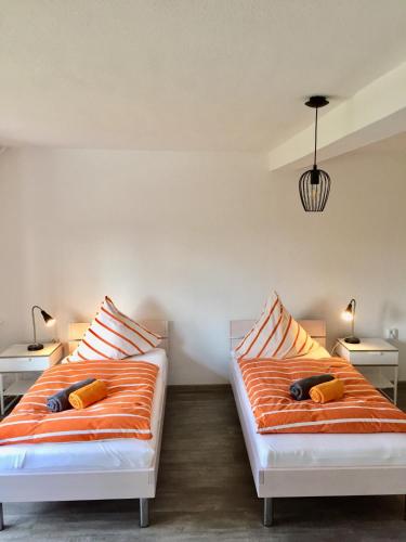two beds sitting next to each other in a room at Pension Schackstedt in Schackstedt